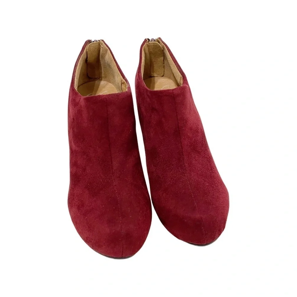 Heart in D cranberry colored suede zip back almond toe bootie women size 7